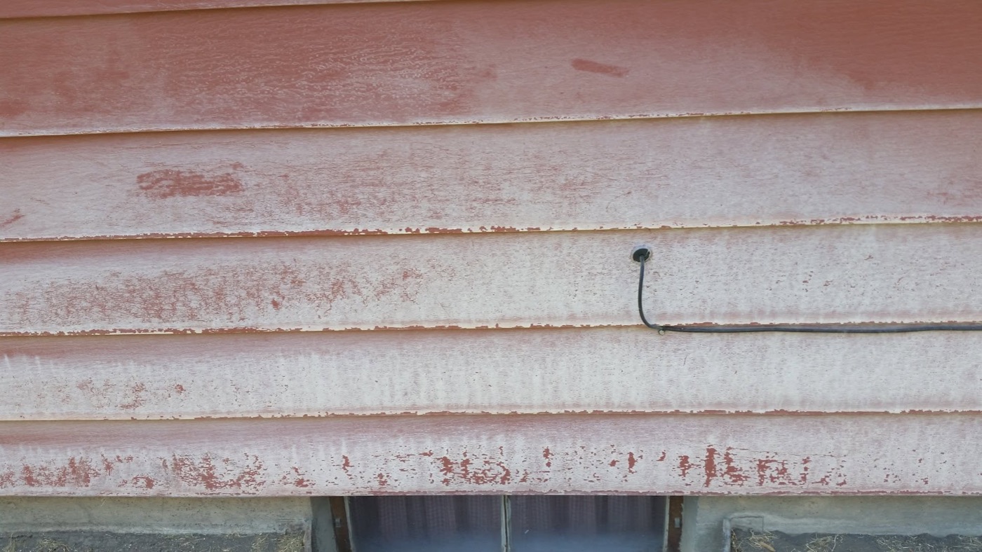 chalky sun oxidized painted siding close up on a home in Salina, KS