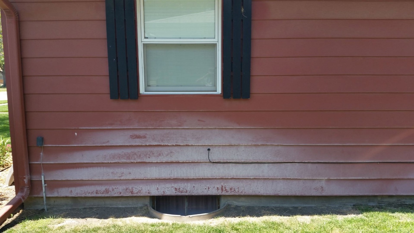 chalky oxidized painted lap siding on a home in Salina, KS